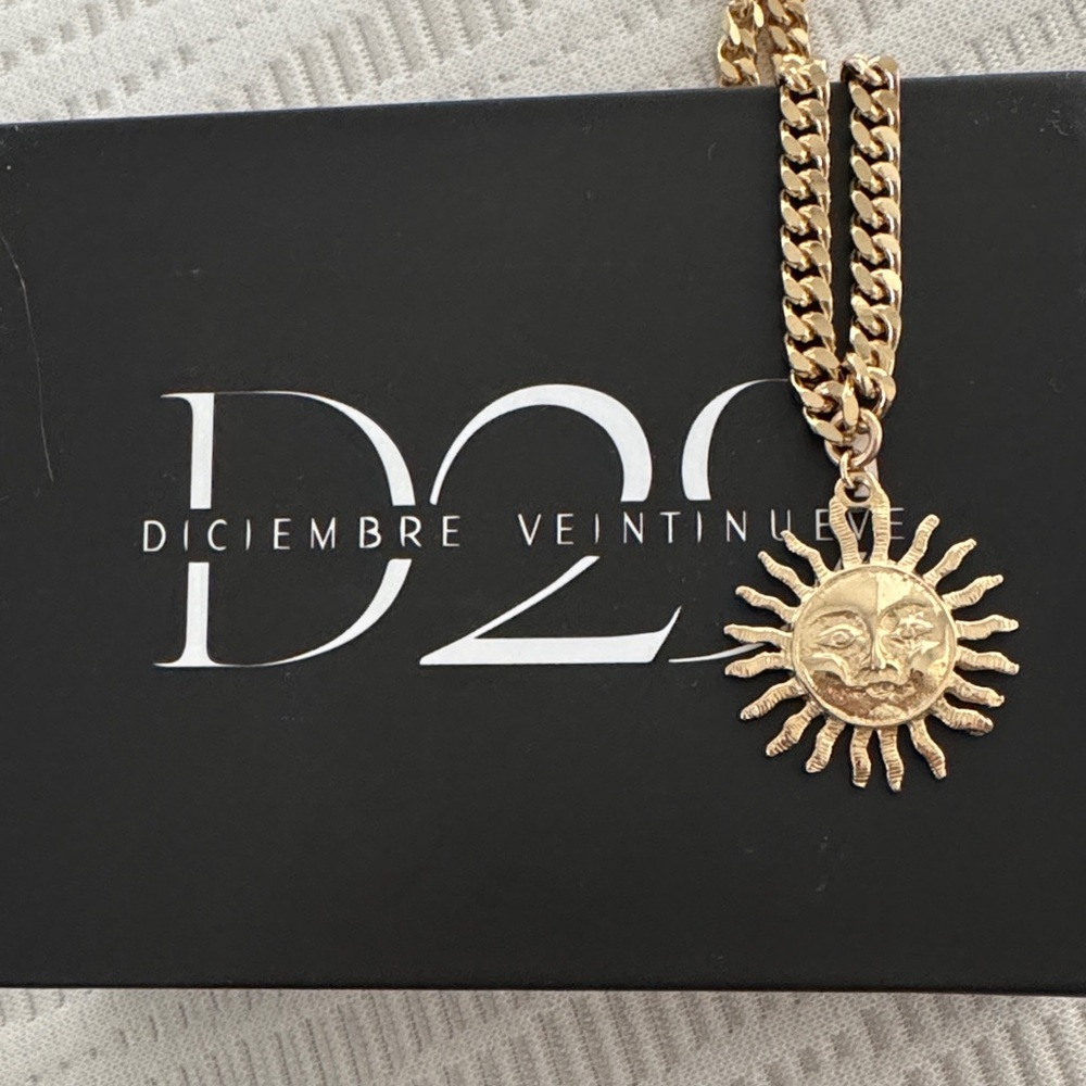 Diciembre Veintinueve Gold Sunburst Necklace